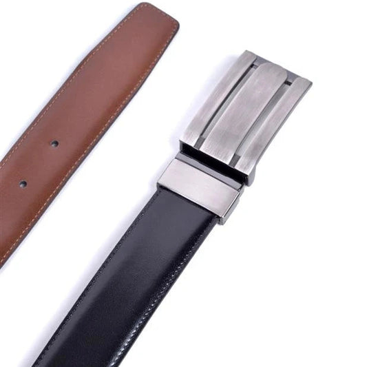 vista superior del cinturon reversible negro con reverso marron y hebilla de placa satinada