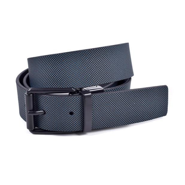 cinturon reversible de piel azul con micrograbado enrollado con hebilla negra mate