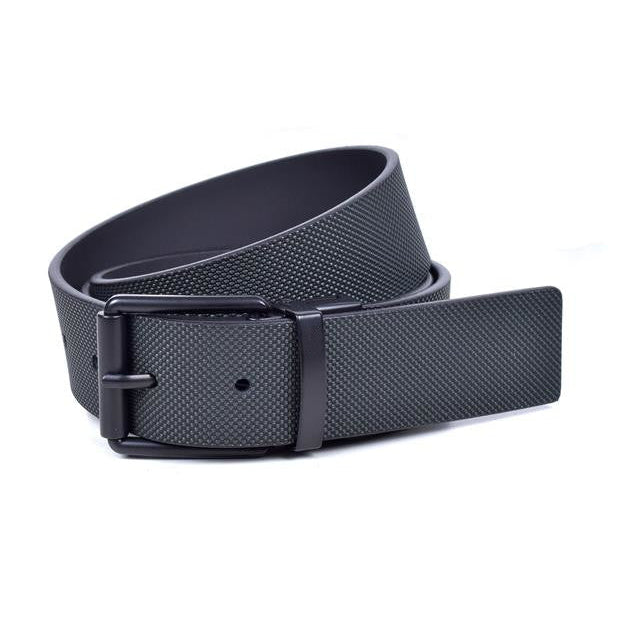cinturon reversible de piel gris con micrograbado enrollado con hebilla negra mate
