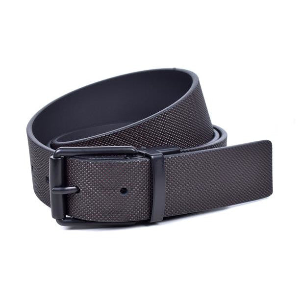 cinturon reversible de piel marron con micrograbado enrollado con hebilla negra mate