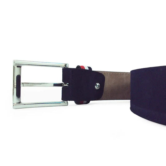 detalle lateral de hebilla rectangular y pasador tricolor en cinturon de serraje azul