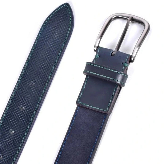 detalle de hebilla satinada y pasador con punta micrograbada sobre serraje azul