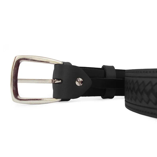 detalle de hebilla rectangular niquel con tornillo en cinturon de serraje negro