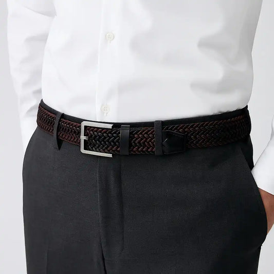 Cinturón trenzado de cuero oscuro para hombre con traje formal y camisa blanca