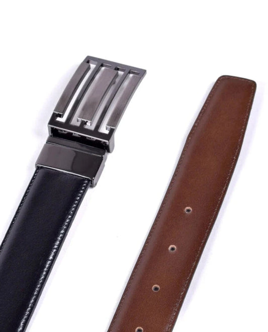 Cinturón reversible de cuero negro y marrón con hebilla rectangular metálica