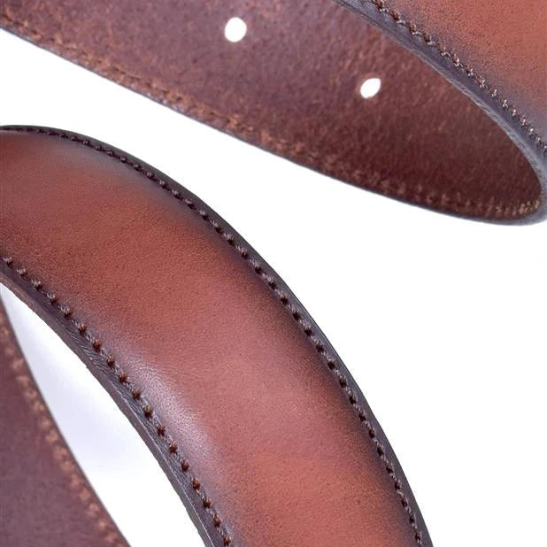 detalle de la tira alomada de piel marron con pespuntes y cantos tintados
