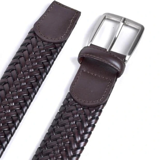 detalle de hebilla niquel negro y pasador sobre cinturon trenzado de piel marron