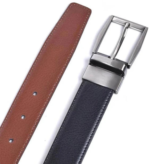 detalle de hebilla giratoria en niquel y dos caras negro y marron de cinturon reversible