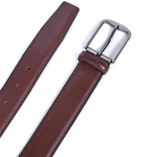 detalle en primer plano de la hebilla grafito en cinturon de piel marron con pespunte