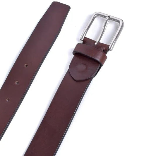 detalle de hebilla niquel en cinturon de piel lisa marron