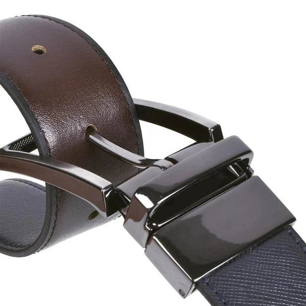 detalle cercano del mecanismo reversible con hebilla rectangular en niquel negro y lengueta vista sobre tira azul saffiano