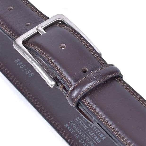 detalle interior del cinturon de piel marron con grabado made in spain y hebilla niquel