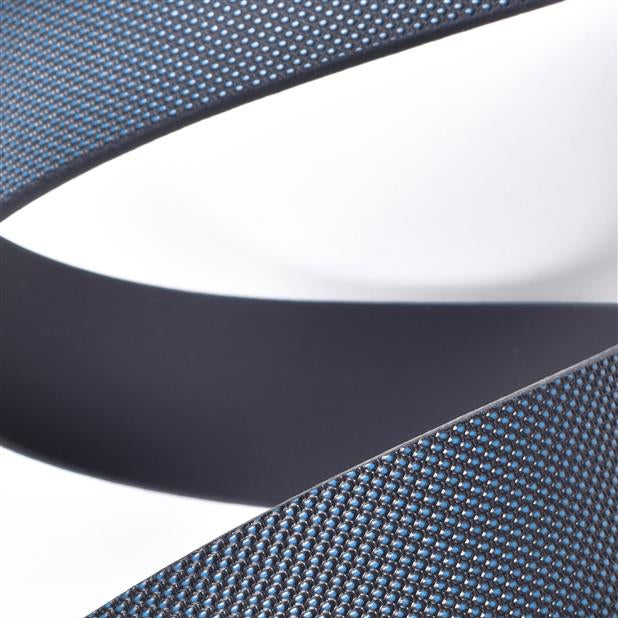 primer plano de la tira azul con micrograbado del cinturon reversible