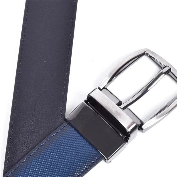 vista superior de hebilla y tira azul micrograno con reverso negro