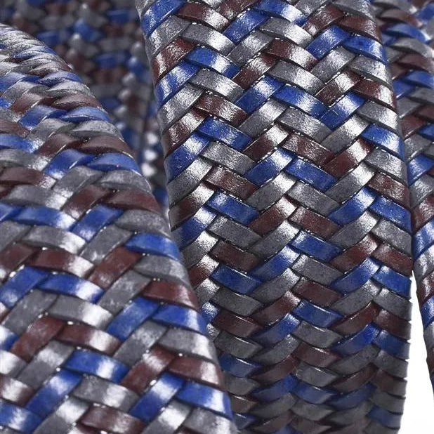 primer plano del trenzado de piel con tiras en azul gris y marron