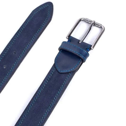 puntas y zona de hebilla del cinturon serraje azul con pespuntes en contraste