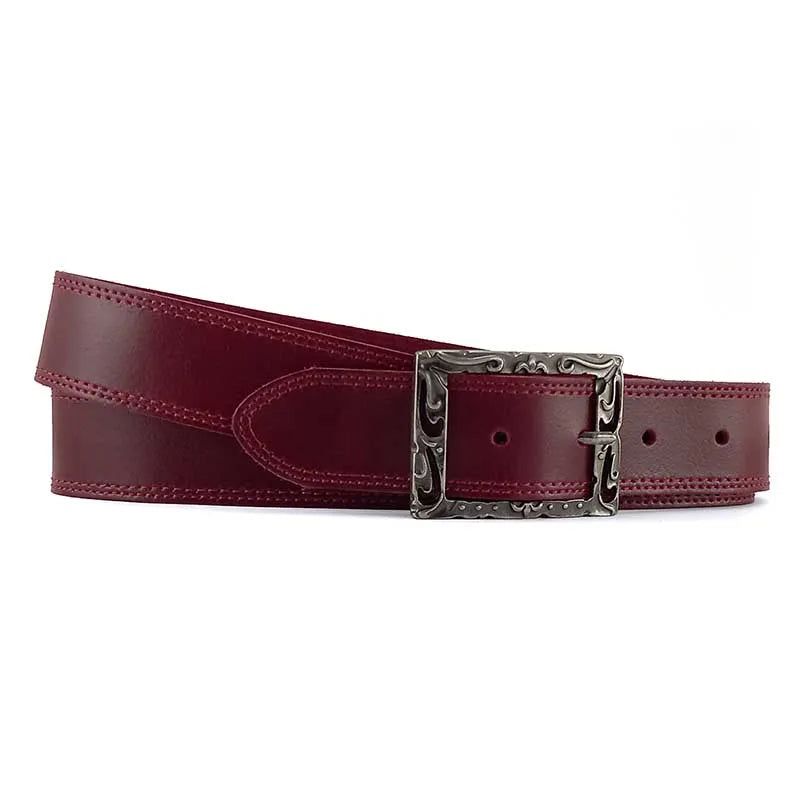 cinturon de piel burdeos extendido vista lateral con hebilla cuadrada labrada y perforaciones
