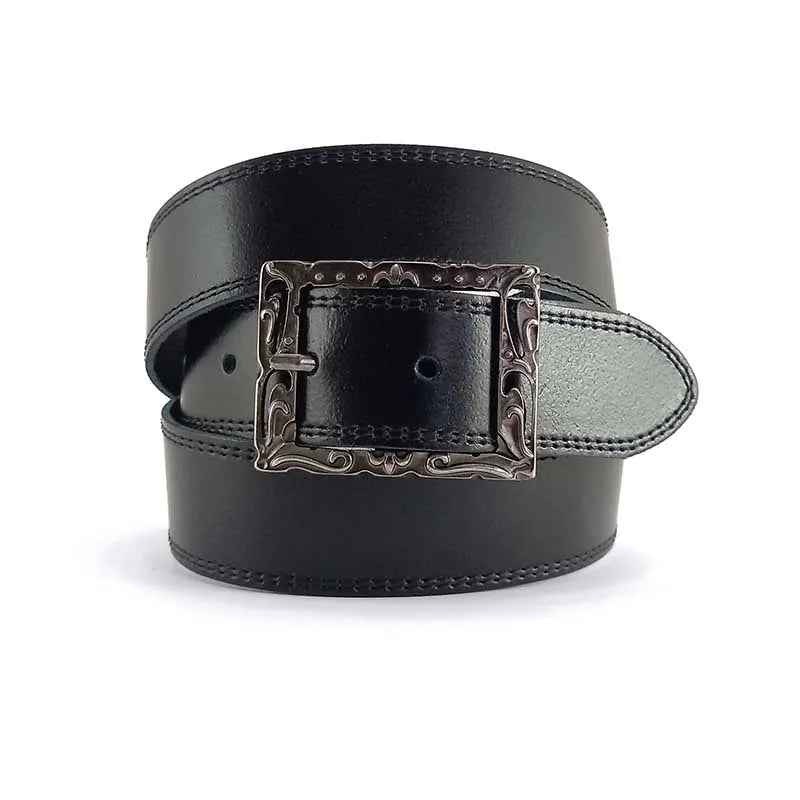 cinturon de piel negro enrollado vista frontal con hebilla cuadrada labrada metal envejecido