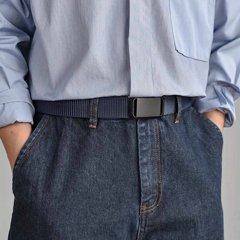 cinturón azul de lona con hebilla negra usado con camisa clara y pantalón vaquero