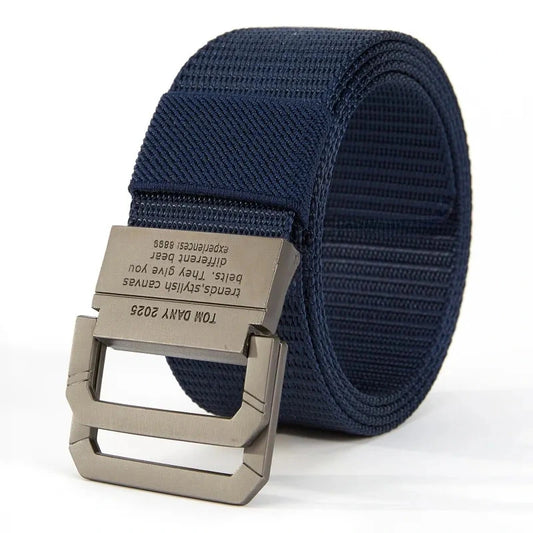 cinturón azul marino enrollado con hebilla metálica estilo militar