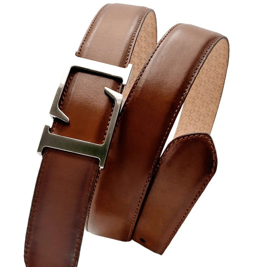 vista frontal del cinturon de cuero alomado con hebilla metalica doble l