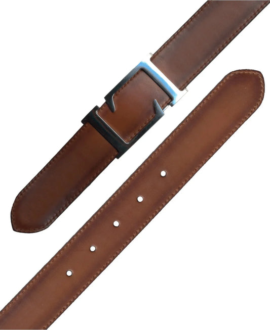 detalle de la hebilla metalica satinada y la costura en un cinturon de cuero alomado