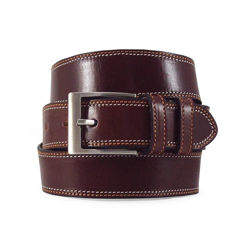 cinturón de cuero con doble pespunte visto desde el frente enrollado