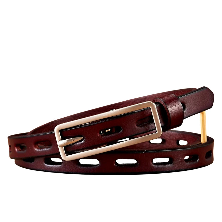 Cinturón de cuero marrón enrollado con hebilla rectangular y perforaciones alargadas