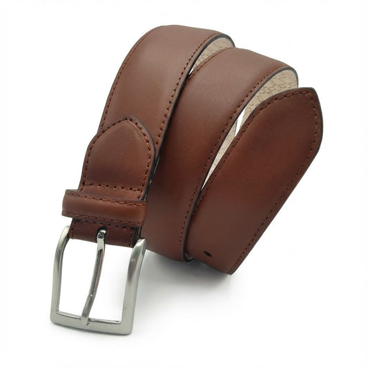 cinturon de cuero marron enrollado con hebilla clasica satinada vista frontal