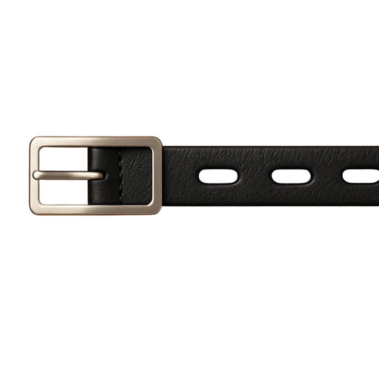 Detalle frontal de cinturón de cuero negro con hebilla rectangular y agujeros alargados