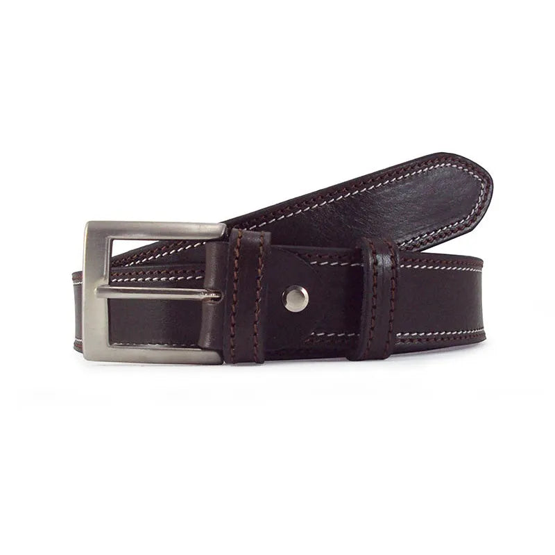 cinturón de cuero con costuras en contraste y hebilla metálica cuadrada