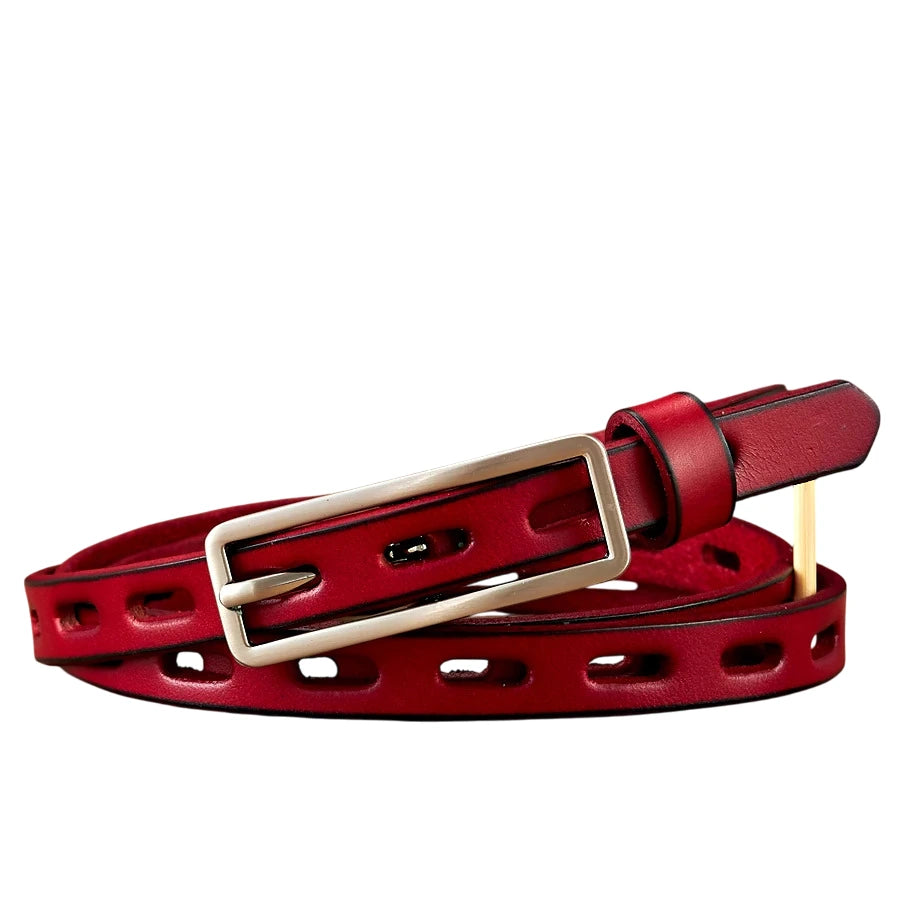 Cinturón de cuero rojo enrollado con hebilla rectangular y perforaciones alargadas