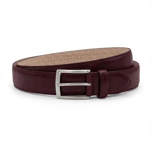 cinturon de cuero de toro visto de frente con forro interior y hebilla satinada