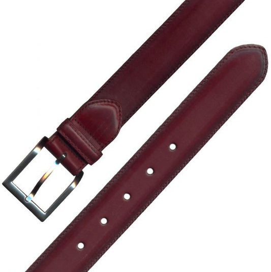 cinturon de cuero de toro extendido en diagonal con perforaciones y hebilla satinada