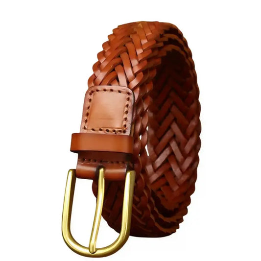 cinturon de cuero marron claro trenzado enrollado con hebilla dorada visible