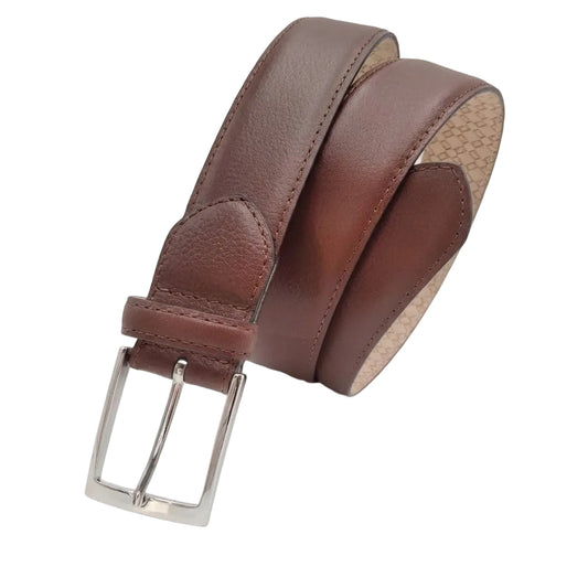 cinturon de cuero de vacuno crispado enrollado mostrando volumen y hebilla de niquel