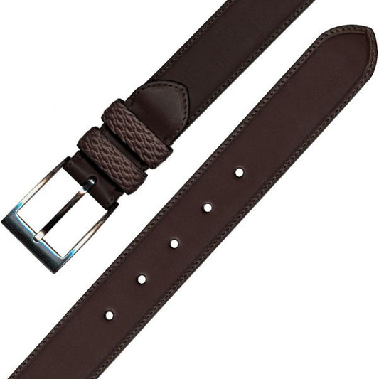 vista extendida del cinturon de cuero alomado con pespunte marcado y perforaciones regulares