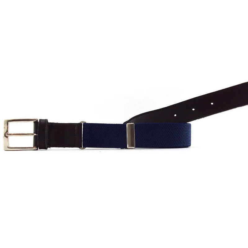 cinturón elástico azul con puntera de piel y hebilla metálica pulida