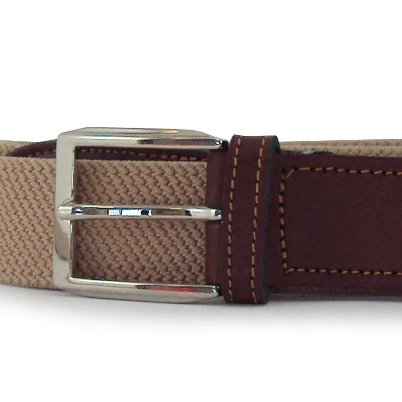 detalle de hebilla metálica y costuras en cinturón elástico beige con piel