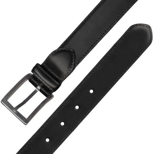 vista frontal del cinturon fino de piel lisa con costura perimetral y hebilla metalica