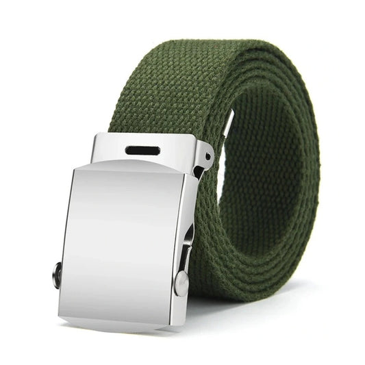 Cinturón verde de lona con hebilla automática visto con pantalón tipo cargo