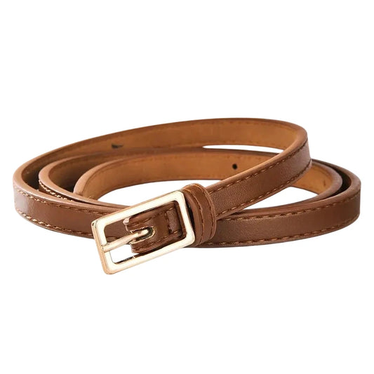 cinturón marrón claro fino de cuero enrollado con hebilla dorada rectangular