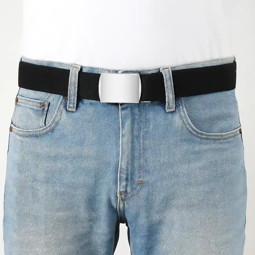 Cinturón negro automático de lona en uso con pantalones vaqueros