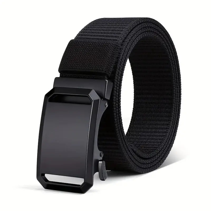 cinturón negro enrollado con hebilla automática de metal negro mate