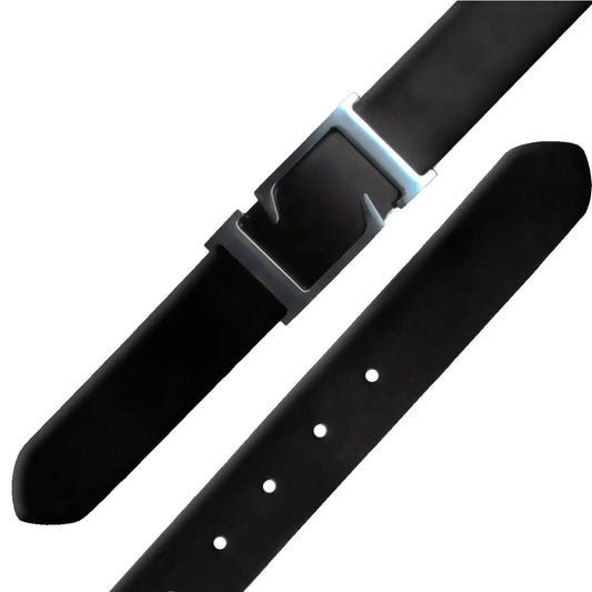 vista parcial del cinturon de negro liso alomado con orificios de ajuste y punta redondeada