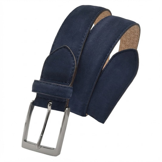 detalle de cinturon de nobuck alomado con textura aterciopelada y hebilla satinada