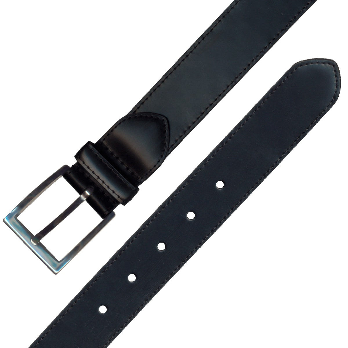 detalle frontal de cinturon de piel alomado con perforaciones y hebilla recta pulida