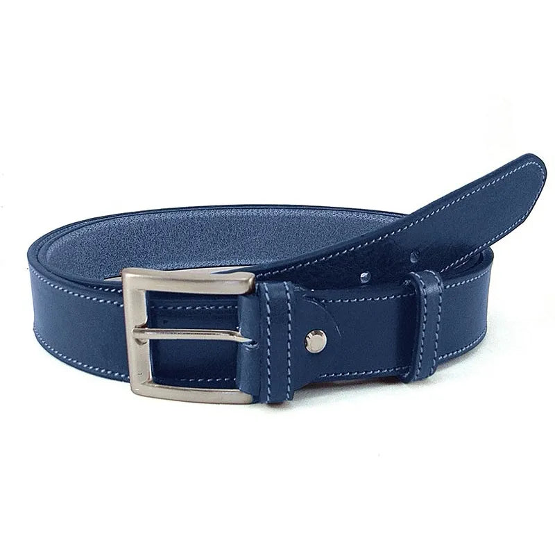 cinturón azul de piel con hebilla metálica vista lateral