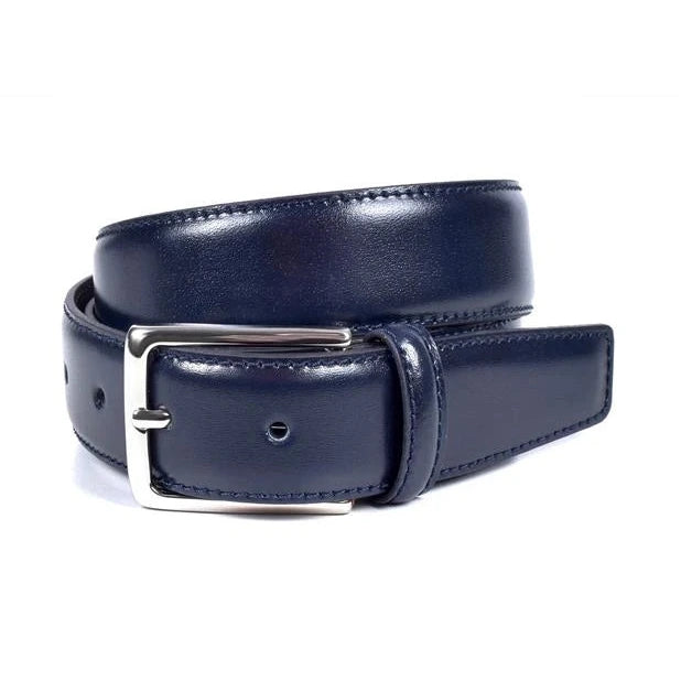 cinturon de piel azul marino liso enrollado con hebilla rectangular metalica