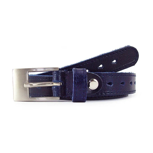cinturón azul marino de piel con perforaciones decorativas y hebilla metálica plateada vista frontal